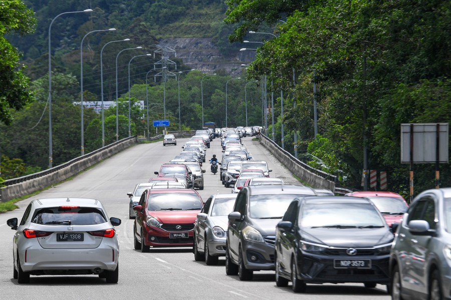 The traffic flow on three main roads in Gua Musang, Kelantan, is expected to be congested again with the increase in the number of vehicles due to travellers returning to their respective homes after the Aidilfitri festive season, this Friday (April 13).— BERNAMA PIC