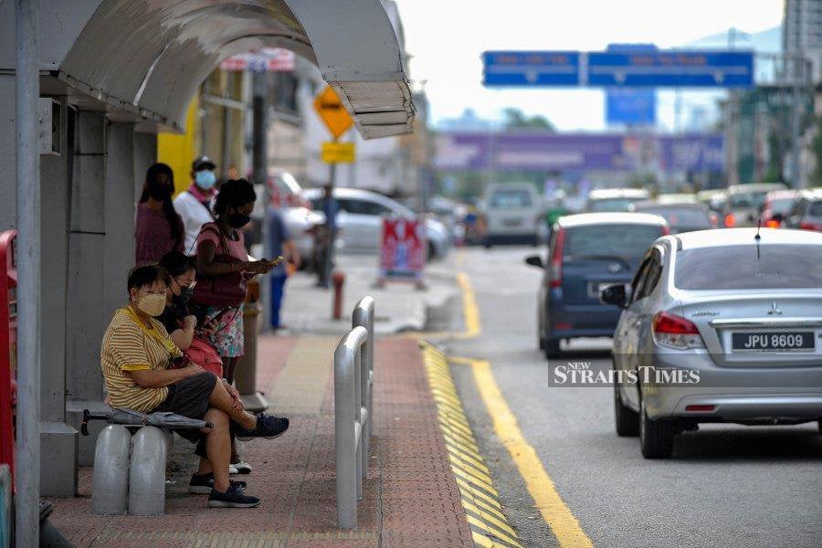 Put in simple terms, many commuters have problems reaching the main arteries of public transport, such as MRT stations, or reaching their final destinations after they disembark from the trains. - NSTP file pic