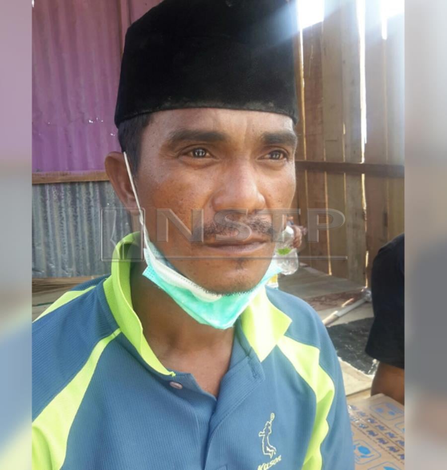 “My wife attempted to run towards the hill to save herself. She was swallowed by the tsunami wave in her escape bid,” said Onek Asdin, 39, one of the survivors of the earthquake and tsunami in Sulawesi Tengah on Friday. Pic by NSTP/ EMAIL