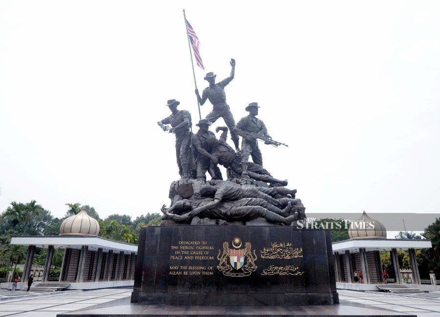 Sports analyst Datuk Richard Scully believes that national football players should think of those bronze soldiers with the raised Jalur Gemilang at the National Monument and be inspired when they represent Malaysia. - NSTP file pic