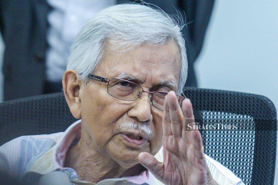 The Attorney-General's Chambers (A-GC) has warned that no enforcement agency in the country will be able to complete any investigation if Tun Daim Zainuddin is allowed to challenge the Malaysian Anti-Corruption Commission’s probe into him. -NSTP file pic