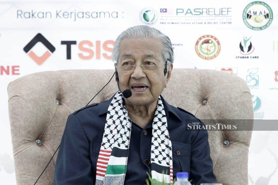 Former Prime Minister Tun Dr Mahathir said that the graftbusters should allow the money to be channelled to the Palestinians and other residents of the Arabian Peninsula who are facing winter, even though the organisation is still under investigation. - NSTP/AIZUDDIN SAAD