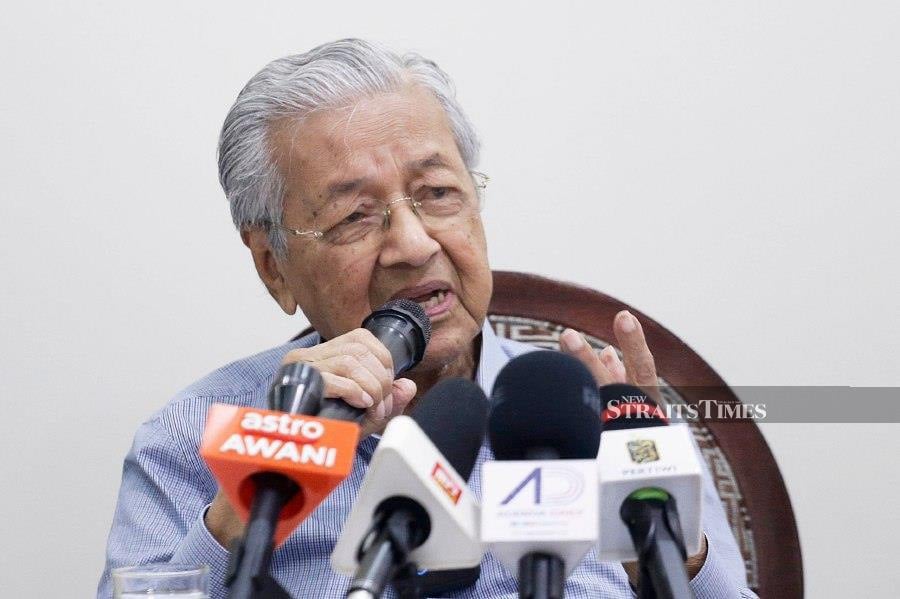 Segamat PKR has called for former prime minister Tun Dr Mahathir Mohamad to publicly apologise to all Malaysians, particularly to the Indian and Chinese communities who allegedly were deeply affected by his misguided perspectives on their loyalty to Malaysia. - NSTP/AIZUDDIN SAAD