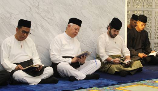 Remembering Tunku Abdul Jalil, PM Joins Tahlil With The Royal Family ...