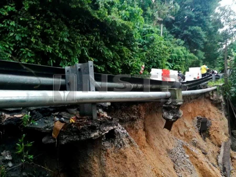 (File pix) About RM1.7 million is needed to fix the slope at Jalan Persekutuan (FT006) at kilometer 28.75, Jalan Bayan Lepas-Balik Pulau route which collapsed on Oct 23. Pix courtesy of NST Reader