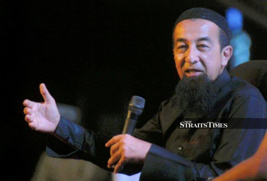 Independent preacher, Ustaz Azhar Idrus (UAI), denies selling ‘kain pelikat’ (sarongs) as circulated on TikTok.- NSTP/FAIZ ANUAR