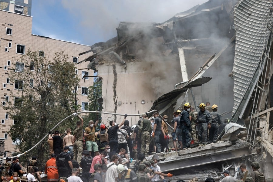 Fear and relief as relatives rush to attacked Ukraine hospital | New ...