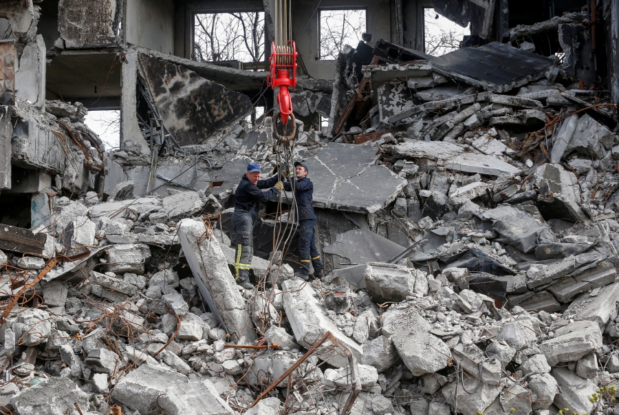 Emergency workers remove debris of a building destroyed in the course of the Ukraine-Russia conflict, in the southern port city of Mariupol, Ukraine April 10, 2022. (Photo by REUTERS/Alexander Ermochenko)