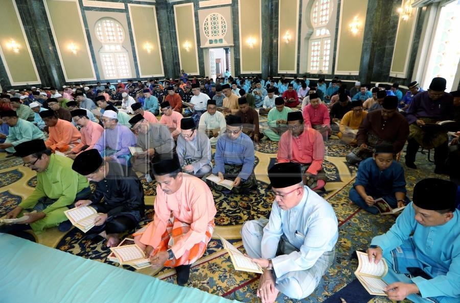 About 1,000-strong congregation attended the Surah Yasin recitation and tahlil ceremony in conjunction with Sultan of Perak, Sultan Nazrin Muizzuddin Shah’s 62nd birthday at Ubudiah Mosque, Kuala Kangsar today. Pix by Abdullah Yusof