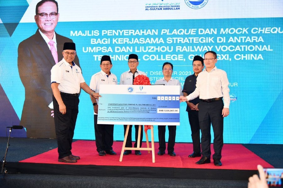 UMPSA vice-chancellor Professor Datuk Ts. Dr Yuserrie Zainuddin (far left) receives the mock cheque from LZRVTC President Qin Haibo(far right) while Pahang Menteri Besar Datuk Seri Wan Rosdy Wan Ismail(third from left) looks on. - Pic courtesy of UMPSA
