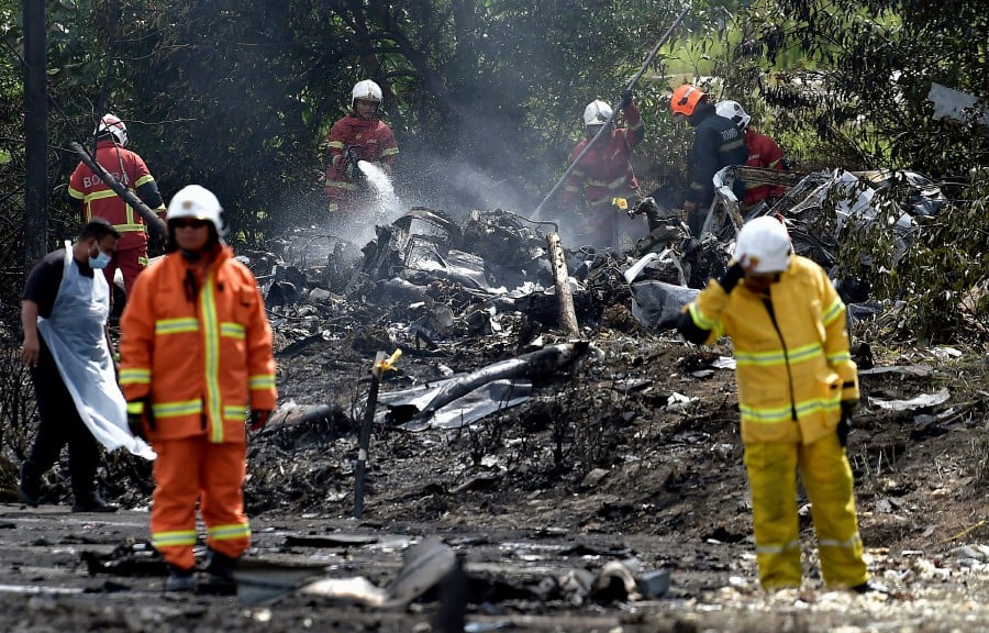 The nation was rocked today by news that an aircraft, carrying eight people, crashed in the Elmina township in Shah Alam. -BERNAMA PIC