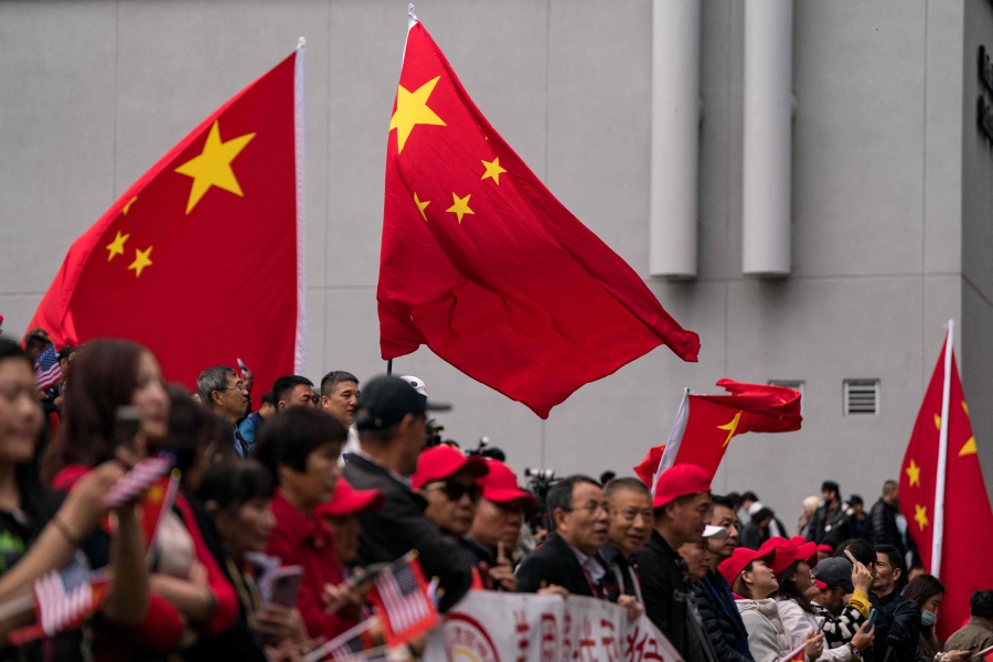 Supporters and well-wishers of Chinese President Xi Jinping await his motorcade to arrive for the Asia-Pacific Economic Cooperation (APEC), at the St. Regis Hotel in San Francisco, California. (Photo by Kent Nishimura / GETTY IMAGES NORTH AMERICA / Getty Images via AFP)