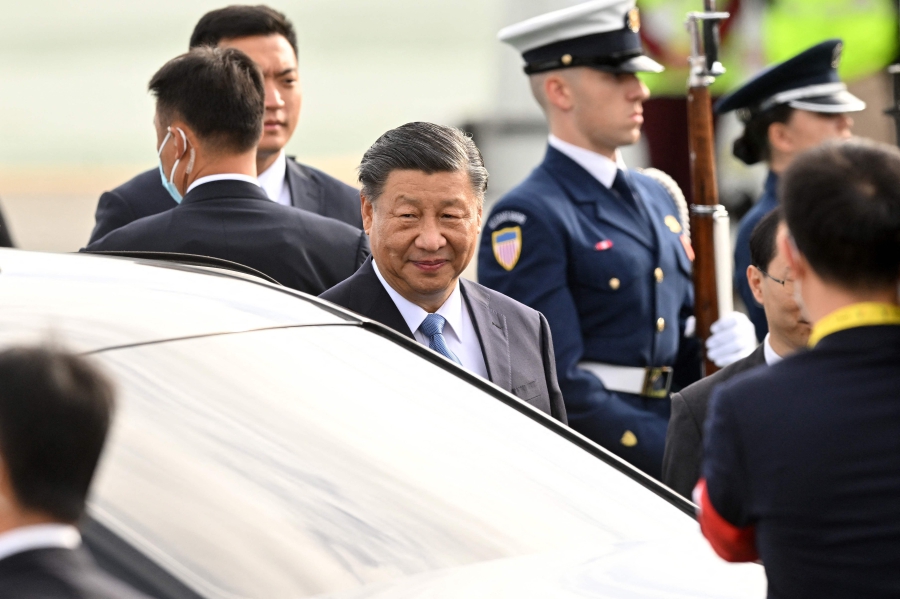 Chinese President Xi Jinping arrives at San Francisco International airport to attend the Asia-Pacific Economic Cooperation (APEC) leaders' week in San Francisco, California. (Photo by Frederic J. BROWN / AFP)
