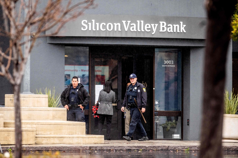 Police officers leave Silicon Valley Bank�s headquarters in Santa Clara, California. (Photo by NOAH BERGER / AFP)