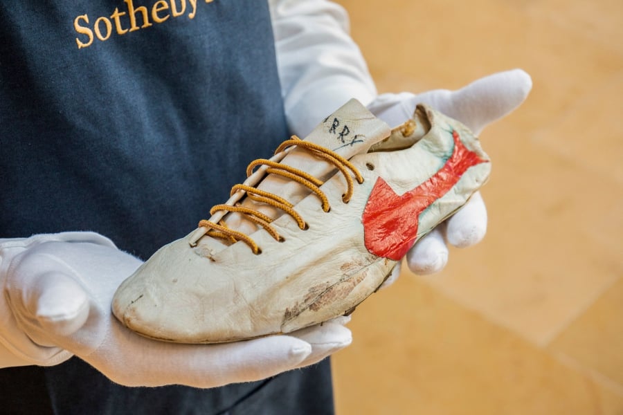 linnen Veel gevaarlijke situaties Veeg Sotheby's targets $1mil for rare Nike Olympic shoe