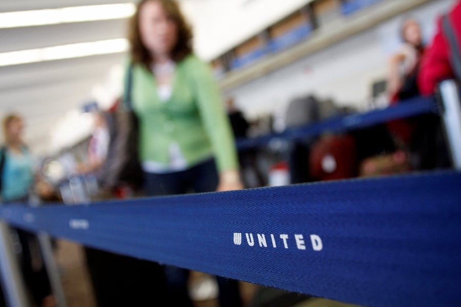 United Airlines Passenger Tried To Stab Flight Attendant, U.S ...