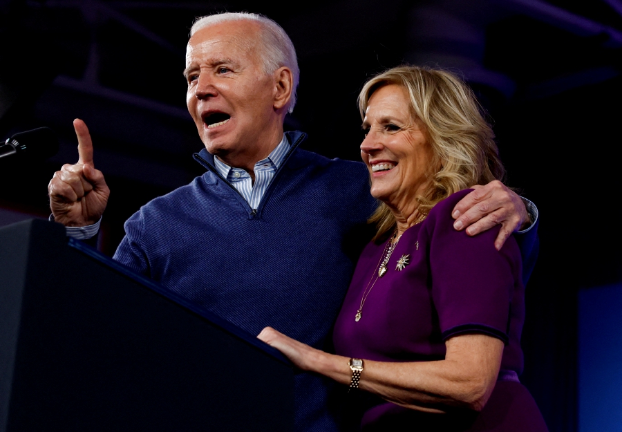 (FILE PHOTO) U.S. President Joe Biden gestures while he speaks as first lady Jill Biden stands next to him during a campaign event at Strath Haven Middle School in Wallingford, Pennsylvania, U.S. (REUTERS/Evelyn Hockstein/File Photo)