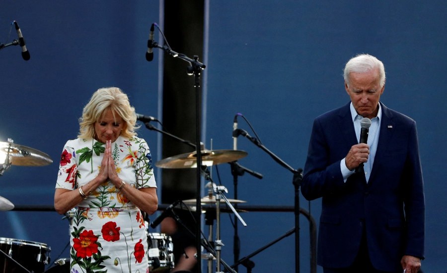 U.S. President Joe Biden and first lady Jill Biden hold a moment of silence for the victims of the mass shooting that took place at a Fourth of July parade route in Chicago suburb of Highland Park, Illinois, during an Independence Day celebration on the South Lawn of the White House in Washington, U.S, July 4, 2022.  (Photo by REUTERS/Tom Brenner)