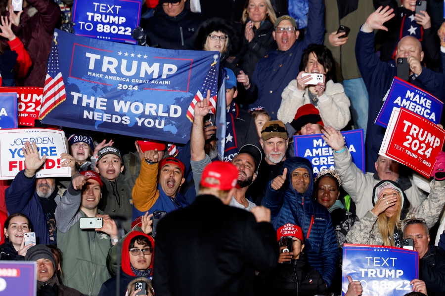 Attendees react as Republican presidential candidate and former U.S. President Donald Trump gestures during a campaign rally in Schnecksville, Pennsylvania, U.S. (REUTERS/Evelyn Hockstein)