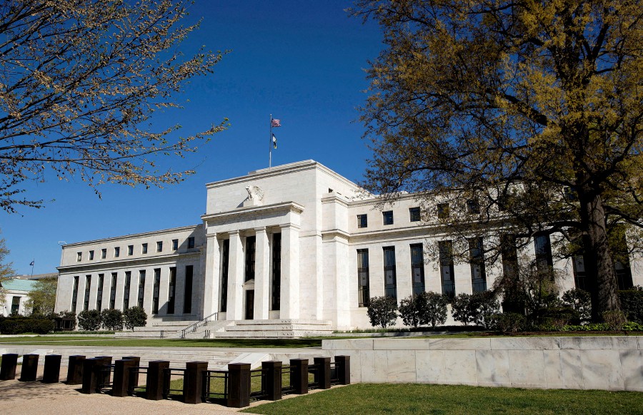 FILE PHOTO: The Federal Reserve building stands in Washington. REUTERS/Joshua Roberts/File Photo