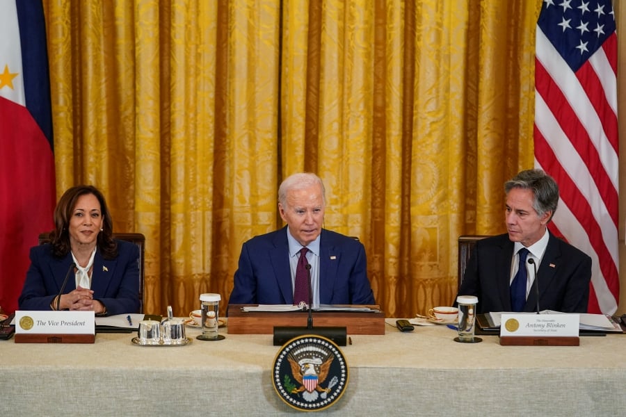 U.S. President Joe Biden, Vice President Kamala Harris and Secretary of State Antony Blinken attend a trilateral summit with Philippine President Ferdinand Marcos Jr. and Japan Prime Minister Fumio Kishida at the White House, in Washington, U.S. (REUTERS/Kevin Lamarque)REFILE - QUALITY REPEAT