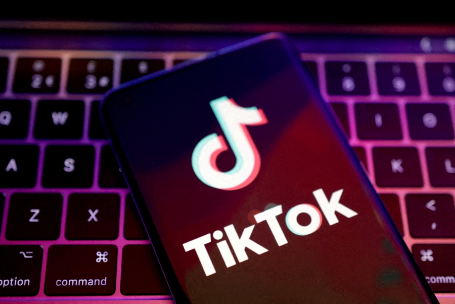 (FILE PHOTO) The U.S. Senate voted late Tuesday by a wide margin to send legislation to President Joe Biden that would require Chinese owner ByteDance to divest TikTok’s U.S. operations within about nine months or face a ban. (REUTERS/Dado Ruvic/Illustration/File Photo)