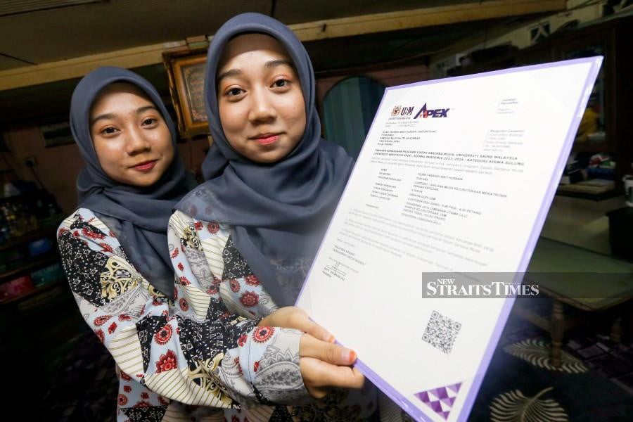 Hilma Yasarah Hussain and her twin sister, Hilma Yasirah, 19, could not contain their joy when their wish to pursue a degree in mechatronic engineering at Universiti Sains Malaysia (USM) became a reality. NSTP/DANIAL SAAD