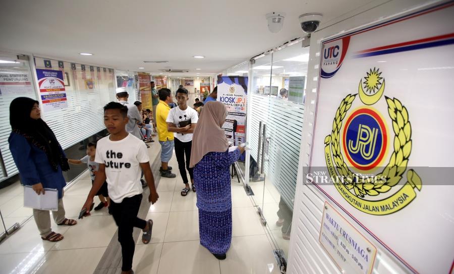 (File pix) The Road Transport Department offers automation to facilitate the application for a licence. Pix by NSTP/Muhd Asyraf Sawal 
