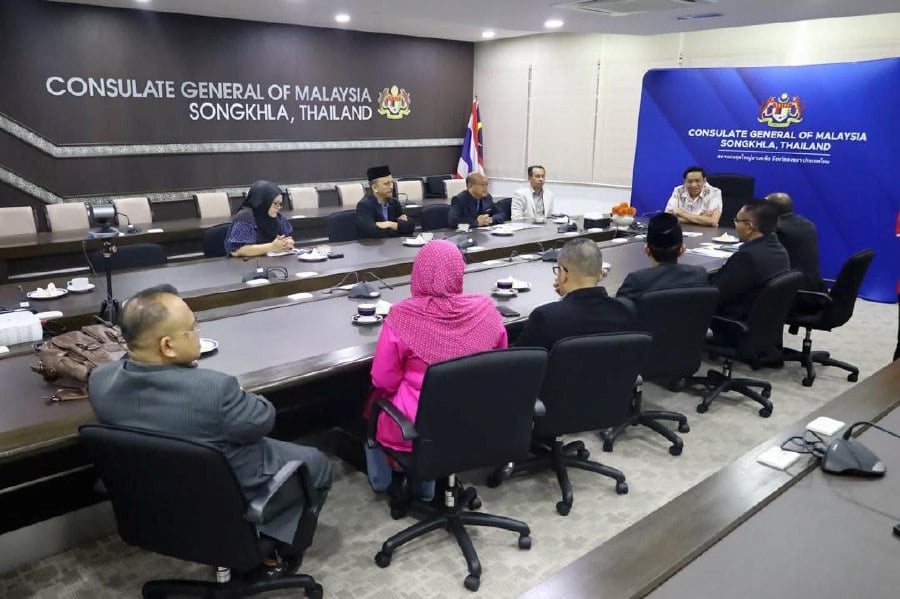 A Universiti Utara Malaysia delegation, led by its vice-chancellor Professor Dr Mohd Foad Sakdan, meeting with Malaysian consul-general in Songkhla Ahmad Fahmi Sarkawi, during a recent visit to southern Thai provinces. Picture courtesy of UUM