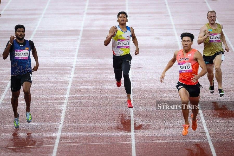 Sea Games 400m gold medallist Umar Osman’s (2nd left) dream of studying and training in the United States has come true. - NSTP file pic