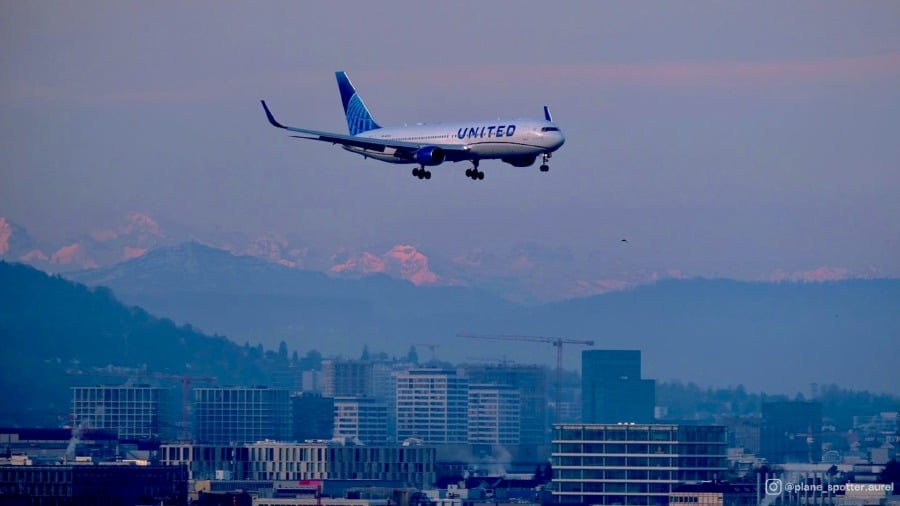 United Airlines flight emergency lands in Chubu Nagoya Airport ...