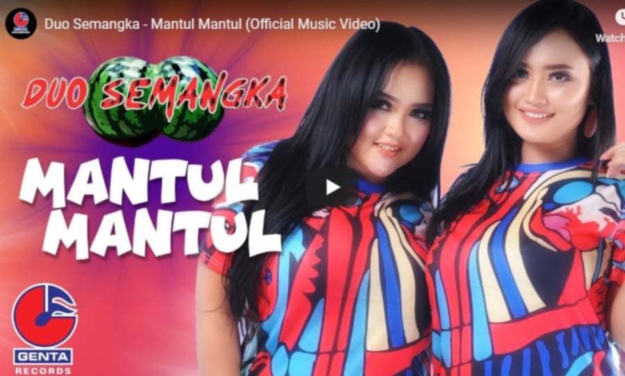 Watch Buxom Indonesian singers raunchy dangdut  video 