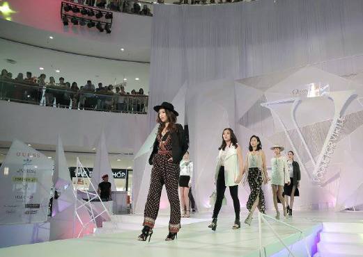 Queensbay Mall was a kaleidoscope of glitz and glamour recently when it played host to the Vogue for Virtue 2016 charity fashion show. Photo taken from Queensbay Mall and Vogue for Virtue Facebook page.