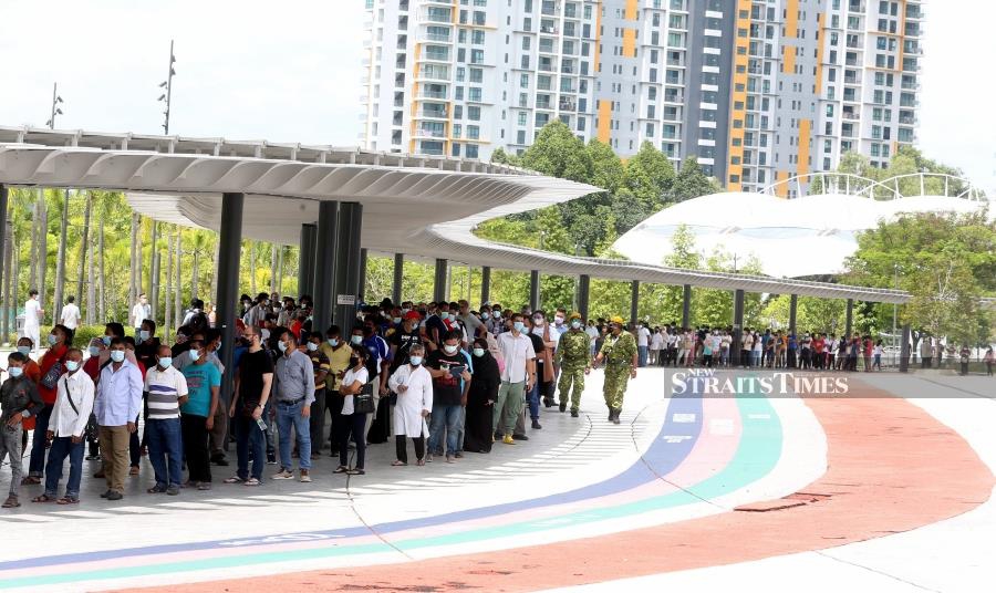Deputy Prime Minister Datuk Seri Ismail Sabri Yaakob today urged the authorities to take  necessary measures to prevent overcrowding from people lining-up for Covid-19 jabs at vaccination centres (PPV).   -NSTP/HAIRUL ANUAR RAHIM