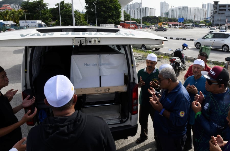 The body of Malaysian climber Zulkifli Yusuf, 37, who died during a climbing expedition to Mount Denali in Alaska, United States, arrived home this morning. - BERNAMA pic