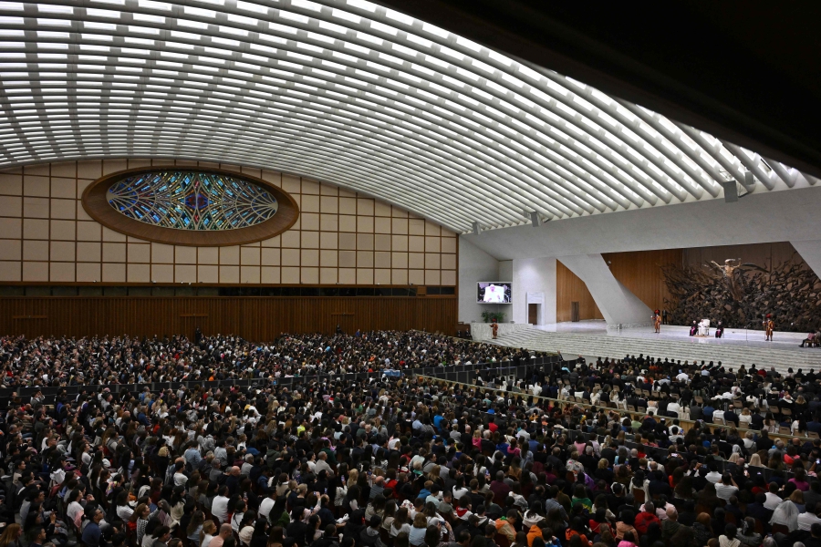 A general view shows the crowd during Pope Francis' weekly general audience at Paul-VI hall in The Vatican. (Photo by Tiziana FABI / AFP)