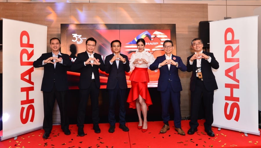 At the recent launch of Sharp’s My AQUOS campaign were (left to right) Won Yin Hock, managing director of Sharp Manufacturing Corporation (M) Sdn Bhd; Ting Yang Chung, deputy managing director of Sharp Electronics (Malaysia) Sdn Bhd (SEM); Robert Wu, managing director of SEM; Zahirah Macwilson, brand ambassador of Sharp Malaysia; Yoshihiro Hashimoto, executive managing officer, Head of President's Office, Sharp Corporation; Katsutoshi Teraoka, managing director of S&O Electronics (M) Sdn Bhd (SOEM). Email Photo