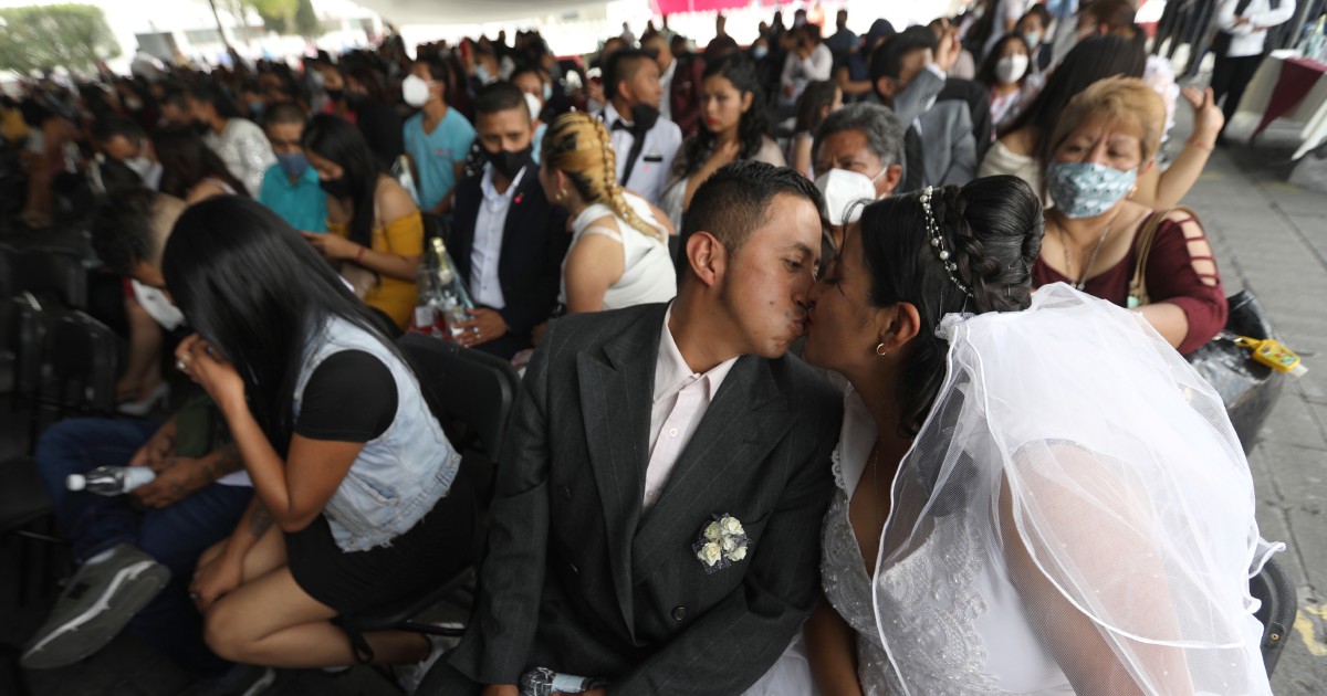 Hundreds wed at Valentine's Day ceremony in Mexico