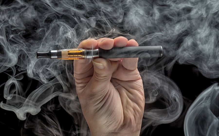 US raises tobacco and e cigarette purchase age from 18 to 21