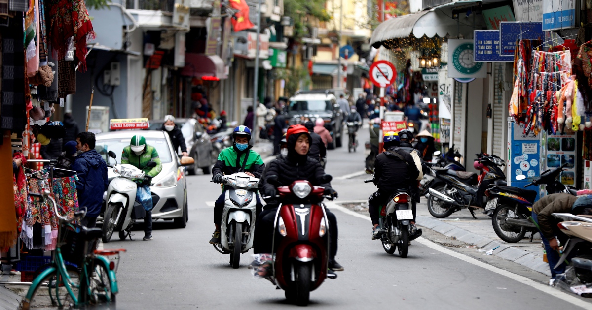 Vietnam orders ministries to study lowering environmental tax on fuel