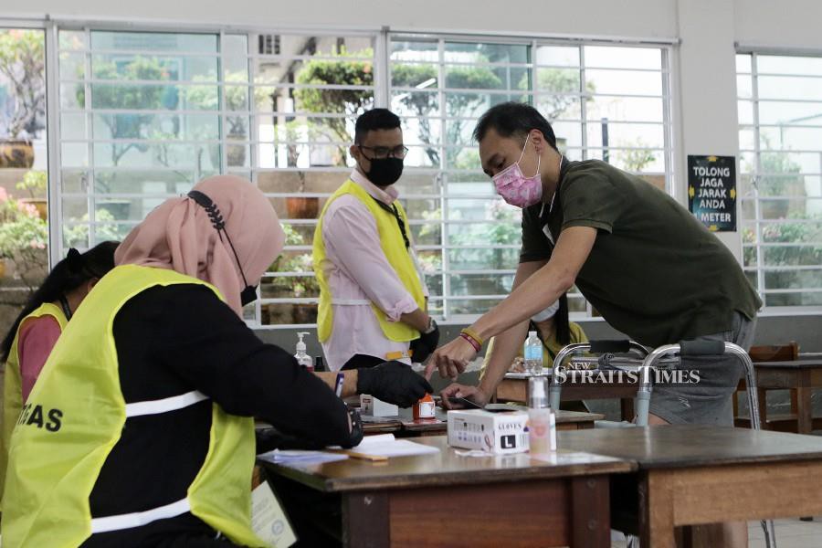 According to the Election Commission (EC), the voter turnout reached 52 per cent as at 3pm today. - NSTP/AIZUDDIN SAAD