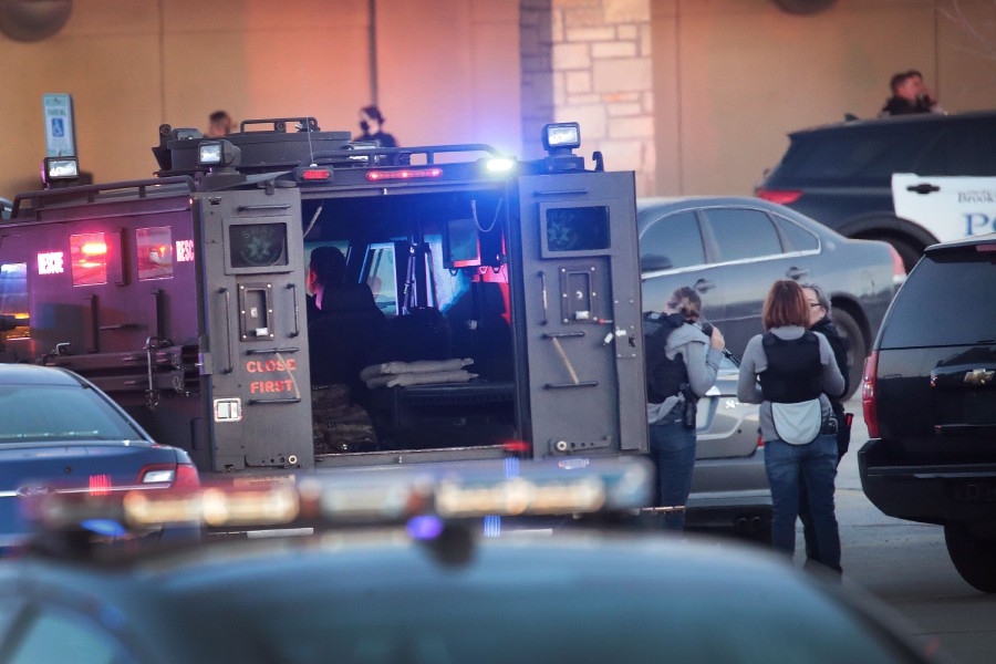 Eight hurt in shooting at US mall, gunman still at large