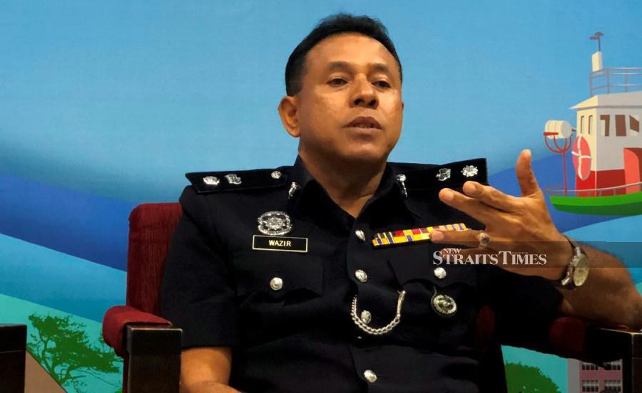 Pahang police commercial crime investigation department chief superintendent Mohd Wazir Mohd Yusof says police has identified 10 major loan shark syndicates which had put up posters and banners advertising their services.. NSTP/EMAIL 