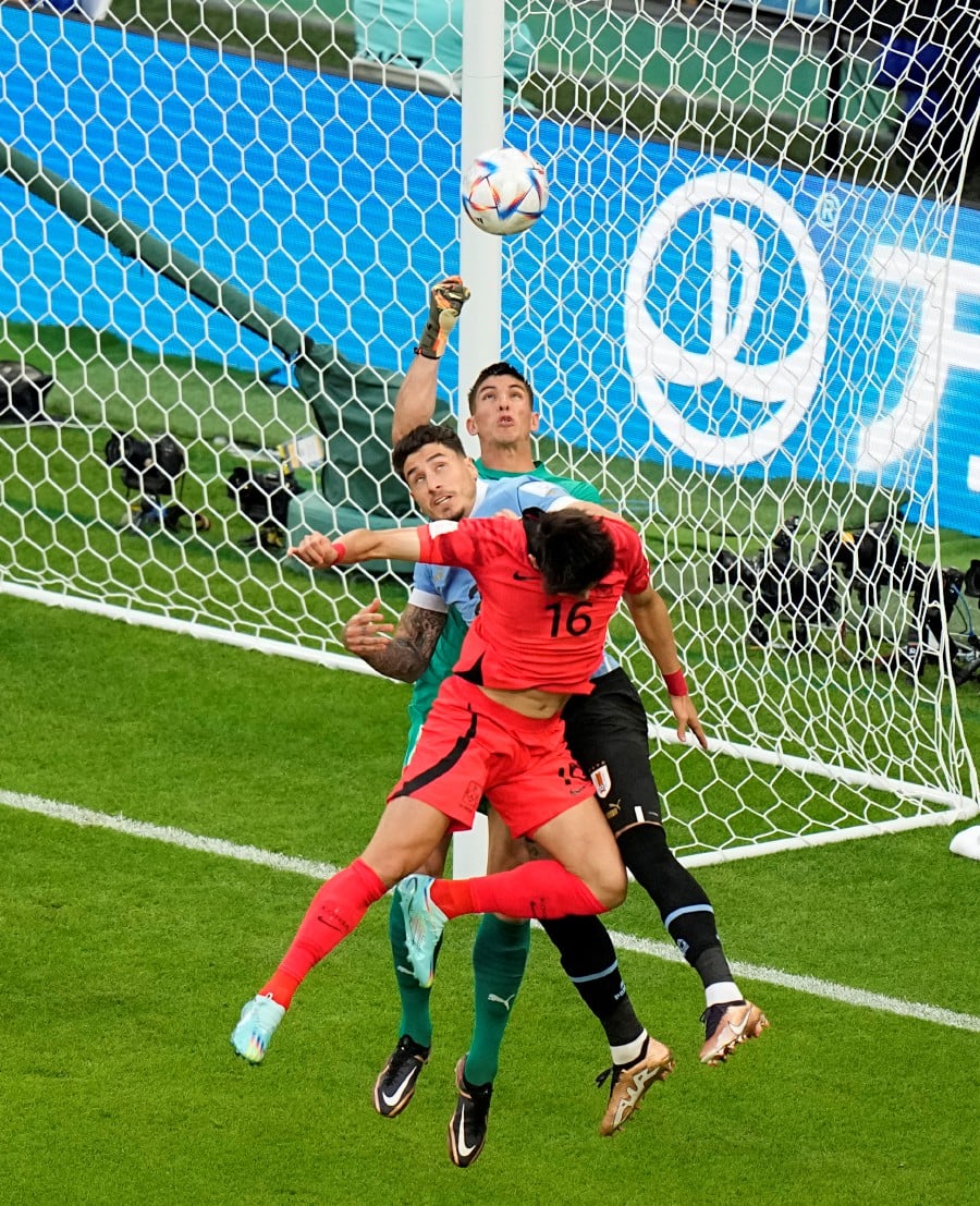 Stuttering Uruguay held by South Korea in goalless stalemate