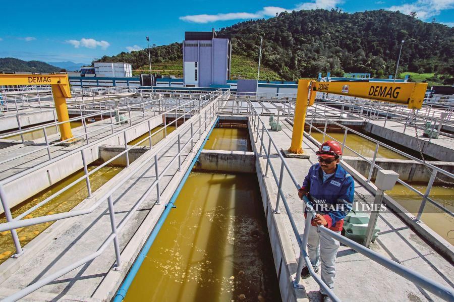 Air Selangor Sdn Bhd (Air Selangor) has shut down a fourth water treatment plant (WTP) due to increasing water level that has entered the raw water pump house. - NSTP file pic