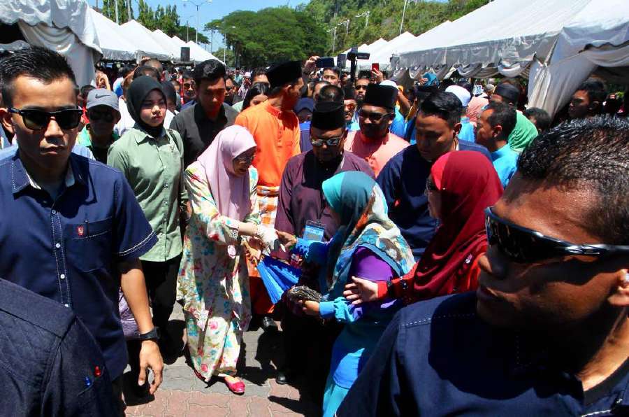 Wan Azizah in her speech at the Kangar parliamentary constituency Hari Raya celebration held at Dataran Datuk Sheikh Ahmad, here, today, stressed that the claim was nothing more than a false rumour, stating that the doctor who examined Anwar confirmed he was free from such problems. Pic by NSTP/AZHAR RAMLI