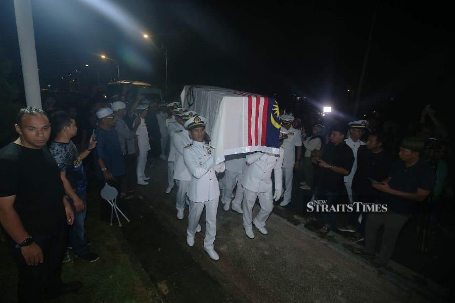 The remains of Royal Malaysian Navy (RMN) pilot Lt Commander Wan Rezaudeen Kamal Zainal Abidin, 37, were laid to rest at about 10pm today at the Raudhatul Sakinah Muslim Cemetery in Batu Muda here. - NSTP/HAIRUL ANUAR RAHIM