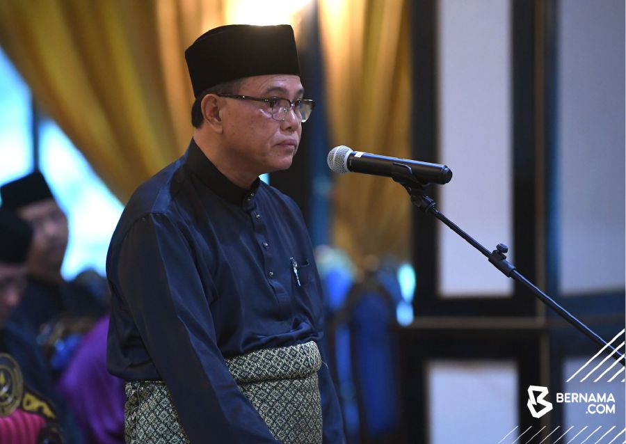 Datuk Seri Wan Rosdy Wan Ismail has been sworn in as the Pahang Menteri Besar before the Regent of Pahang, Tengku Hassanal Ibrahim Alam Shah Al-Sultan Abdullah at Istana Abu Bakar today. - Bernama pic