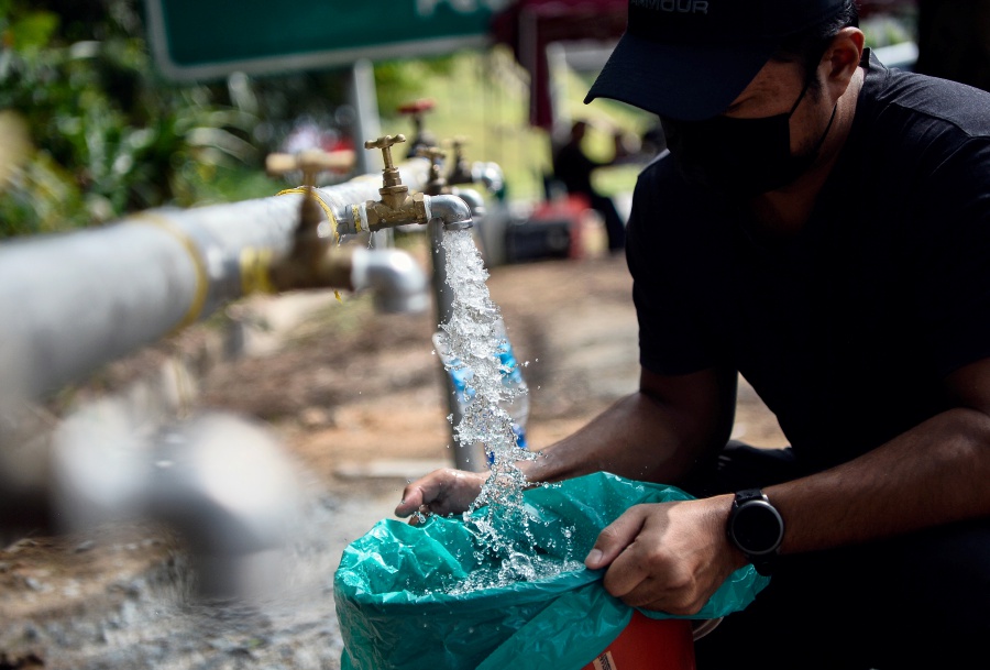 A major electrical mishap at the Bukit Dumbar reservoir and pumping station complex early this morning has affected water supply services to about 69,000 water consumers in the southwest district. - Bernama file pic