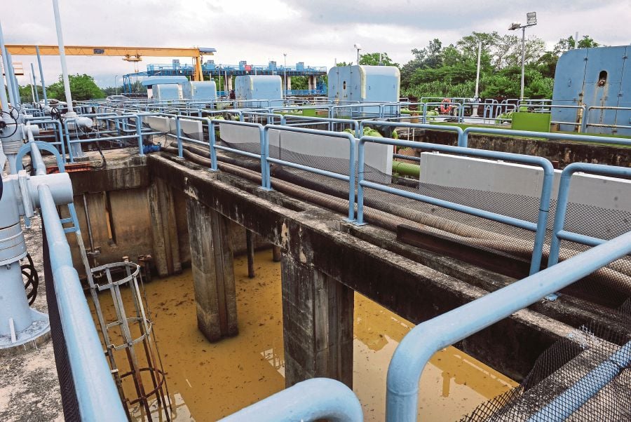 Water treatment plants cannot treat rivers that are tainted by odour  or  colour pollution, says the National Water Services Commission. - Bernama file pic